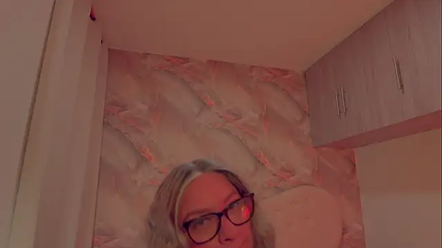 MarianL0ve online show from September 2025 10:37:02 AM