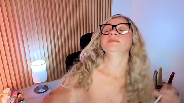 MarianL0ve online show from April 2026 10:11:01 AM