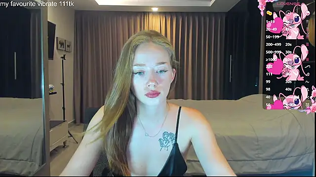 Hot Mia  online show from October 2025 01:12:02 PM