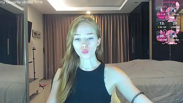 Hot Mia  online show from November 2025 01:37:02 PM