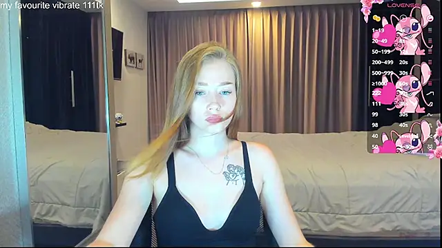 Hot Mia  online show from September 2025 11:39:02 AM