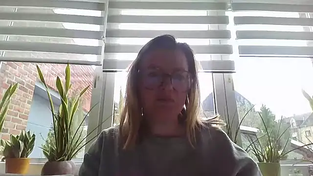 LiquidLeonie online show from April 2026 07:48:02 AM