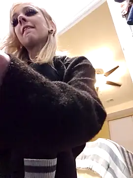 AmethystFoxx online show from December 2025 10:42:01 PM