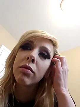 Snapshot of AmethystFoxx chatting on May 2026 06:33:02 PM AmethystFoxx online show from May 2026 06:33:02 PM