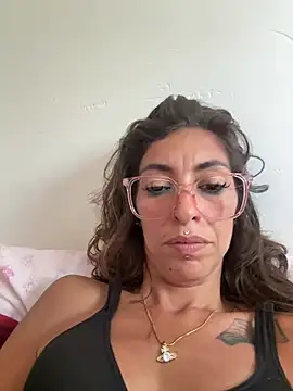 Snapshot of amanilouve chatting on May 2026 10:24:01 AM amanilouve online show from May 2026 10:24:01 AM