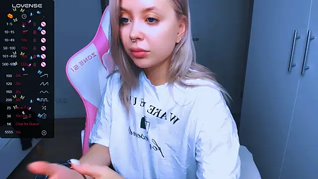 MonaLauu online show from December 2024 11:32:02 AM