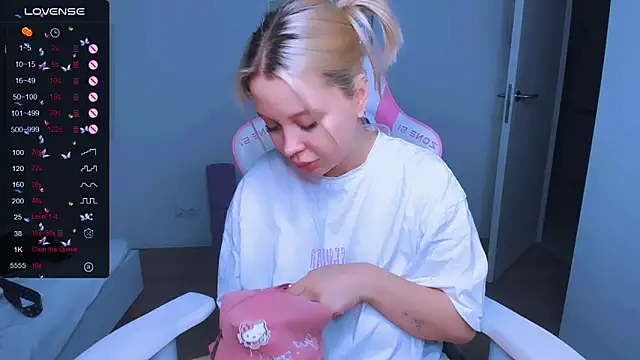 MonaLauu online show from March 2025 02:04:01 AM