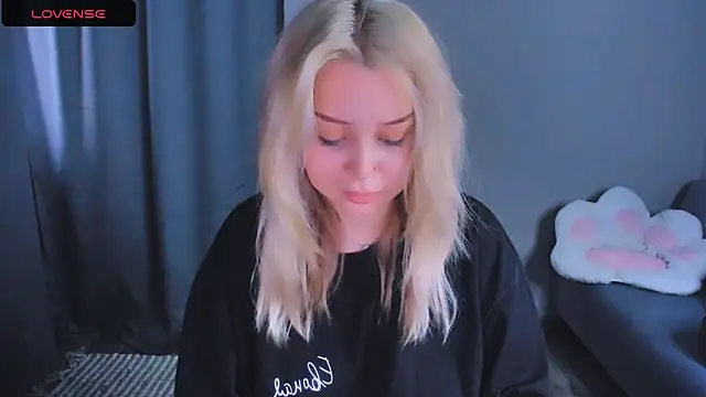 MonaLauu online show from December 2025 09:04:02 AM