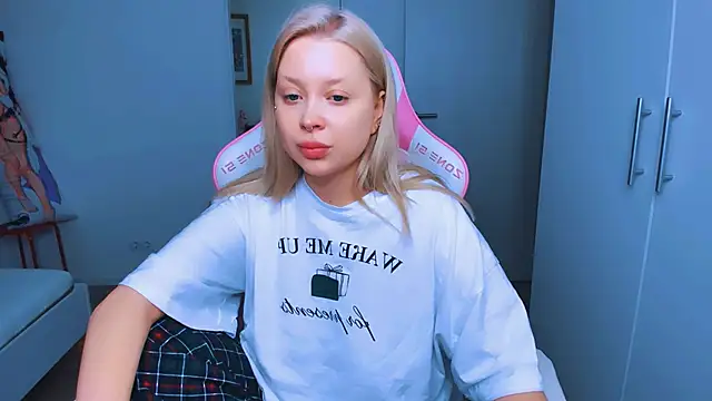 MonaLauu online show from December 2024 09:44:01 AM