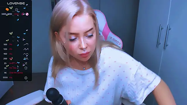 MonaLauu online show from December 2024 01:28:01 PM