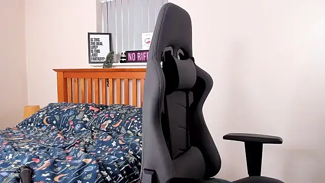 LucieWinters UK online show from March 2025 04:45:01 PM