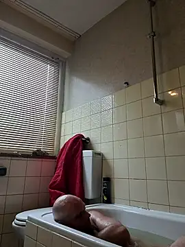 Snapshot of Ladyshaker82 chatting on November 2025 02:31:02 PM Ladyshaker82 online show from November 2025 02:31:02 PM