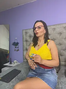 Snapshot of Miss_ellien chatting on June 2026 01:36:01 AM Miss ellien online show from June 2026 01:36:01 AM
