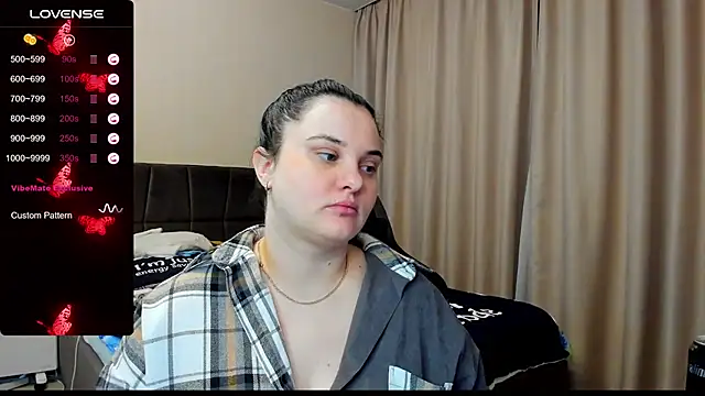 Snapshot of AlanaBrox chatting on October 2025 09:18:02 PM AlanaBrox online show from October 2025 09:18:02 PM