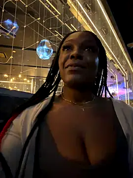 Snapshot of TilaTotti chatting on October 2025 06:03:02 AM TilaTotti online show from October 2025 06:03:02 AM