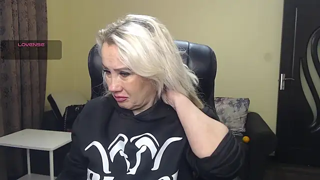 Snapshot of KandyHellenx chatting on January 2026 06:20:01 AM KandyHellenx online show from January 2026 06:20:01 AM