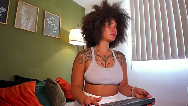 Snapshot of karlye_5 chatting on November 2025 05:06:02 PM karlye 5 online show from November 2025 05:06:02 PM