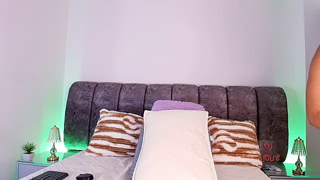 naia blessed online show from November 2025 08:02:01 PM