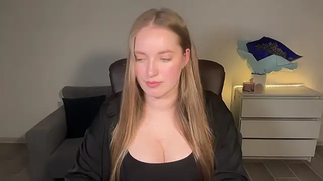 Snapshot of EvaMaddison chatting on June 2026 09:03:02 PM EvaMaddison online show from June 2026 09:03:02 PM