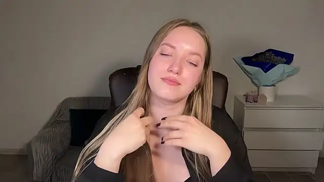 EvaMaddison online show from April 2026 08:37:01 PM
