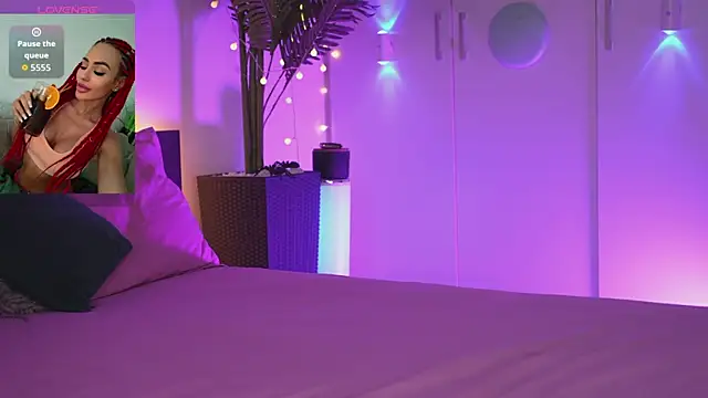 Lorettelorena online show from April 2026 06:47:01 PM