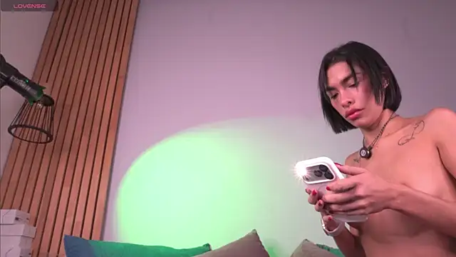 Snapshot of mia-reeves chatting on May 2026 07:06:01 PM mia-reeves online show from May 2026 07:06:01 PM