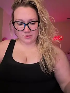 Snapshot of PiggyRose chatting on March 2025 12:26:02 AM PiggyRose online show from March 2025 12:26:02 AM