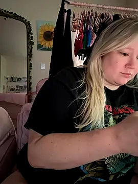 Snapshot of PiggyRose chatting on October 2025 10:32:01 PM PiggyRose online show from October 2025 10:32:01 PM