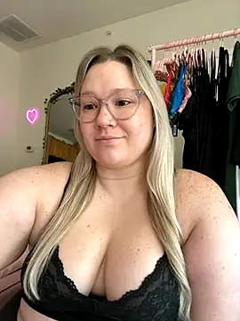 Snapshot of PiggyRose chatting on September 2025 07:10:02 PM PiggyRose online show from September 2025 07:10:02 PM