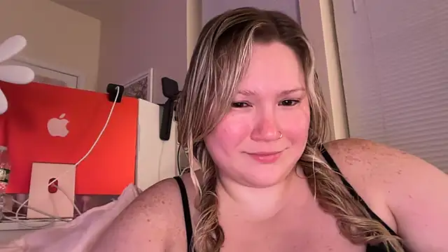 Snapshot of PiggyRose chatting on June 2026 01:54:01 AM PiggyRose online show from June 2026 01:54:01 AM
