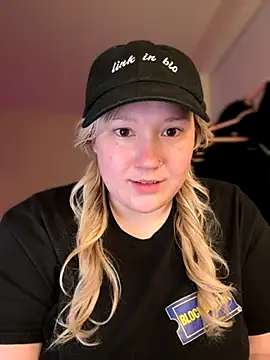 PiggyRose online show from November 2025 02:10:01 AM