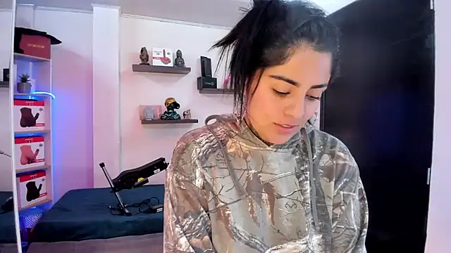 Snapshot of Catalinaa_martinez chatting on February 2025 07:30:01 PM Catalinaa martinez online show from February 2025 07:30:01 PM
