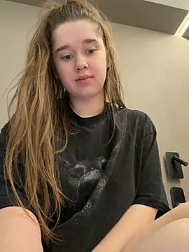 Snapshot of HornyGirlH chatting on June 2026 04:07:02 AM HornyGirlH online show from June 2026 04:07:02 AM