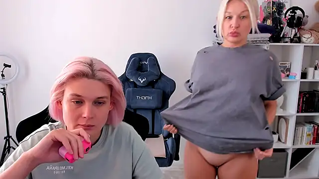 Snapshot of hotblonds chatting on October 2025 11:11:01 AM hotblonds online show from October 2025 11:11:01 AM