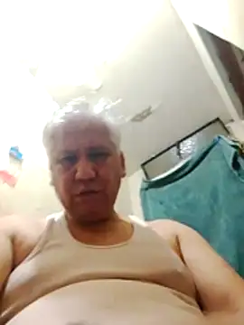 Momlover2022 online show from April 2026 06:47:01 PM