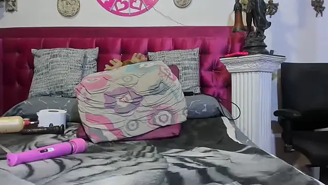 Snapshot of ArianaGoldd chatting on May 2026 06:28:01 PM ArianaGoldd online show from May 2026 06:28:01 PM