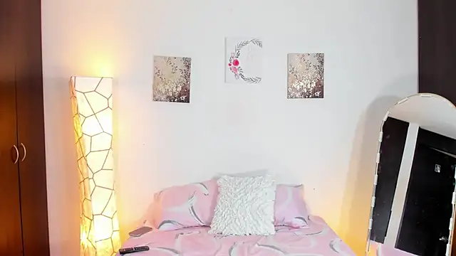 SarahCinnamon- online show from February 2026 08:39:01 PM