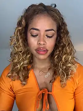 SarahCinnamon- online show from March 2026 06:42:01 PM