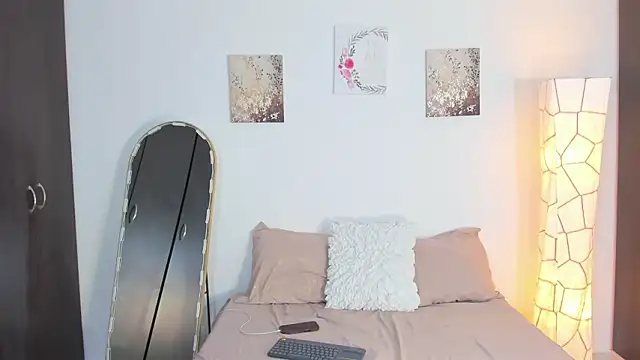 SarahCinnamon- online show from March 2026 07:43:02 PM