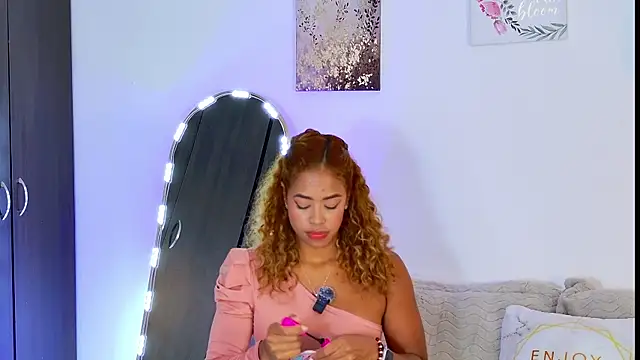 Snapshot of SarahCinnamon- chatting on June 2026 04:46:01 PM SarahCinnamon- online show from June 2026 04:46:01 PM