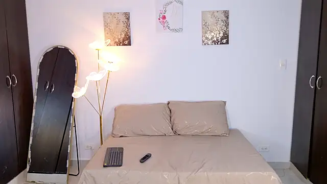 SarahCinnamon- online show from April 2026 09:39:33 PM