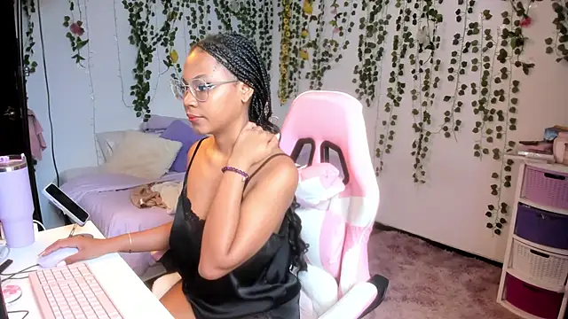 Snapshot of violeta_milleer chatting on June 2026 04:35:01 PM violeta milleer online show from June 2026 04:35:01 PM
