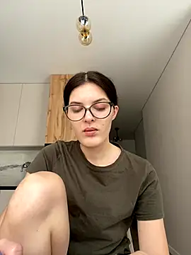 Snapshot of little_belucci chatting on November 2025 10:41:02 AM little belucci online show from November 2025 10:41:02 AM