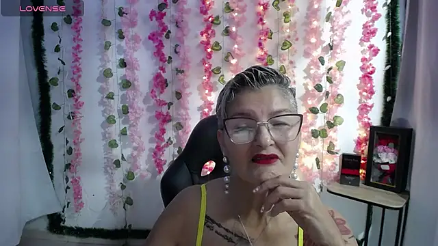 Snapshot of bety-cum2 chatting on February 2025 01:06:01 PM bety-cum2 online show from February 2025 01:06:01 PM