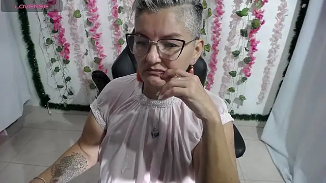 Snapshot of bety-cum2 chatting on February 2025 02:15:02 PM bety-cum2 online show from February 2025 02:15:02 PM