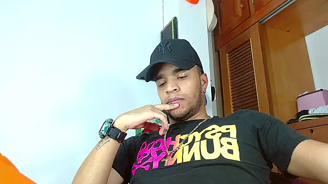 Snapshot of Bigcock_21cm_ chatting on February 2025 02:03:01 AM Bigcock 21cm  online show from February 2025 02:03:01 AM