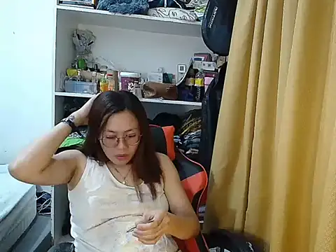 Snapshot of crizzybel chatting on April 2026 04:19:01 PM crizzybel online show from April 2026 04:19:01 PM