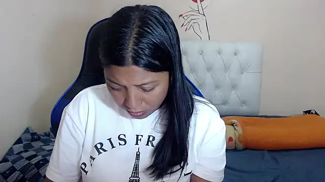 Leylafourniert online show from April 2026 06:42:02 PM