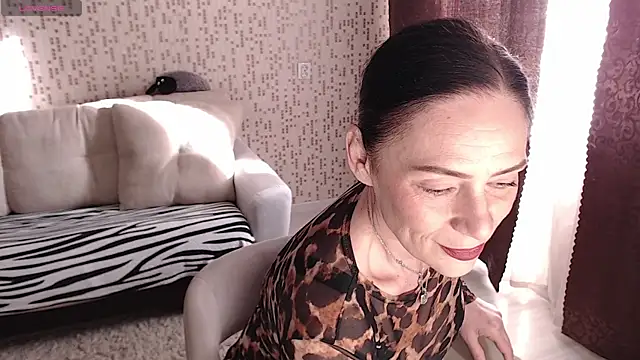 Snapshot of BelovedLady chatting on November 2025 06:18:02 AM BelovedLady online show from November 2025 06:18:02 AM