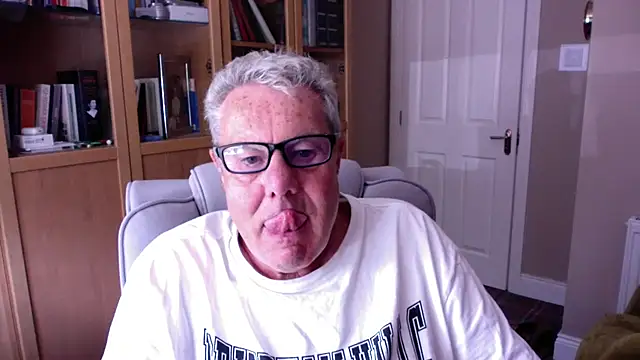 Snapshot of Oldpistolpete chatting on June 2026 02:01:02 PM Oldpistolpete online show from June 2026 02:01:02 PM